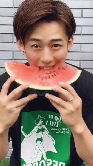 吃瓜网红小哥哥微博号,“瓜王降临！揭秘吃瓜网红小哥哥微博号背后的故事”